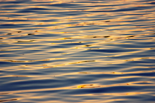 Isolated close-up of ripples on the surface of the river - Foto, immagini