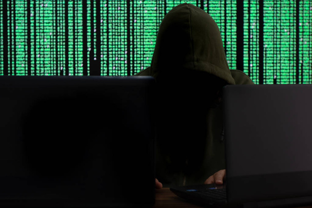 Incappucciato hacker di computer senza volto
 - Foto, immagini