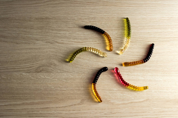 Gummy wormen zijn neergelegd in een cirkel, kopie ruimte - Foto, afbeelding