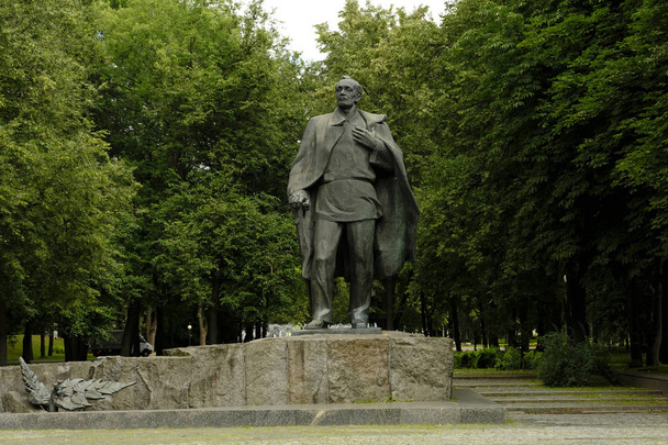 Monumento ao famoso poeta bielorrusso Yanka Kupala
 - Foto, Imagem
