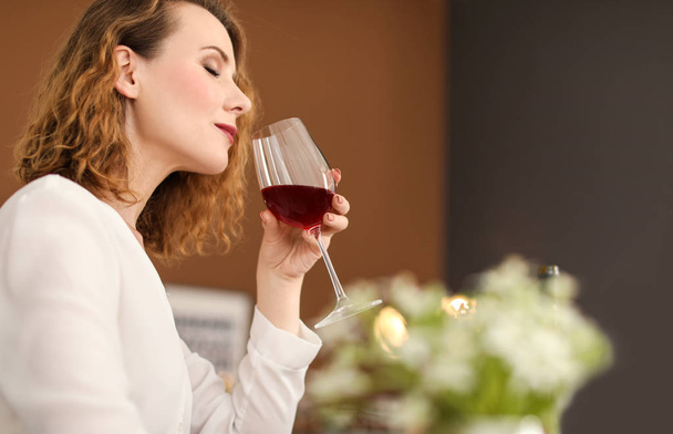 Woman with glass of delicious wine indoors - Foto, afbeelding