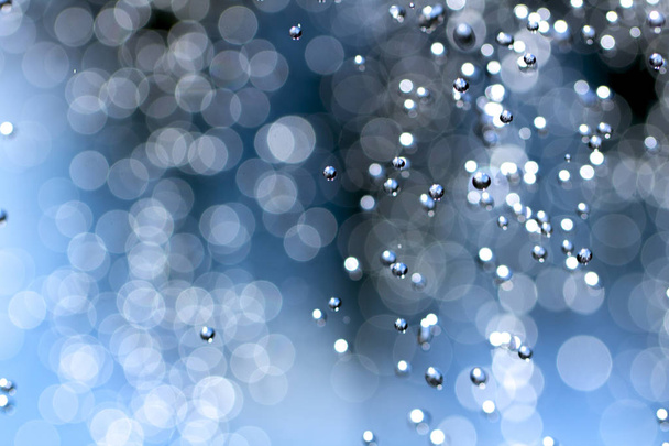 Vízcseppek közelsége az üvegfelületen háttérként. - Fotó, kép