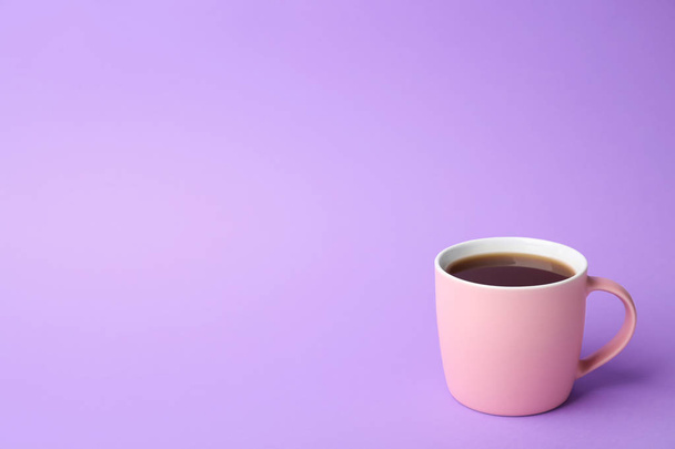 Pink ceramic cup with hot aromatic coffee on color background - Fotografie, Obrázek