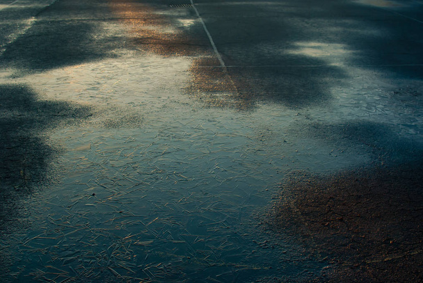 Hřišti asfaltovém povrchu pokryté zamrzlé louže - Fotografie, Obrázek