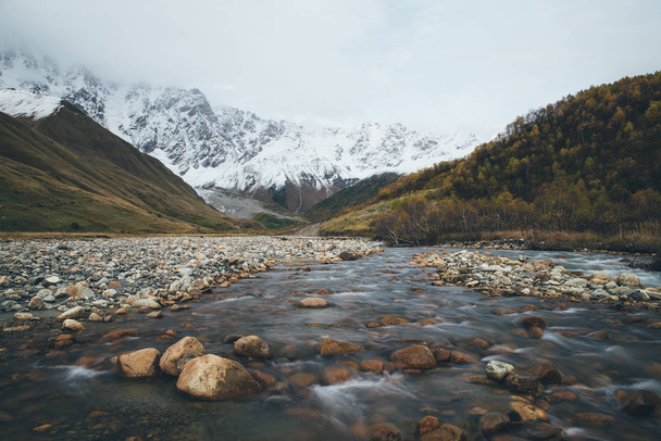 Inguri - fiume di montagna. Paesaggio d'autunno. Caucaso, Georgia, Zemo Svaneti. Capovolgere l'immagine orizzontalmente
 - Foto, immagini
