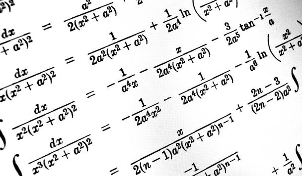 Μεγάλο αριθμό των μαθηματικών τύπων σε λευκό φόντο - Φωτογραφία, εικόνα