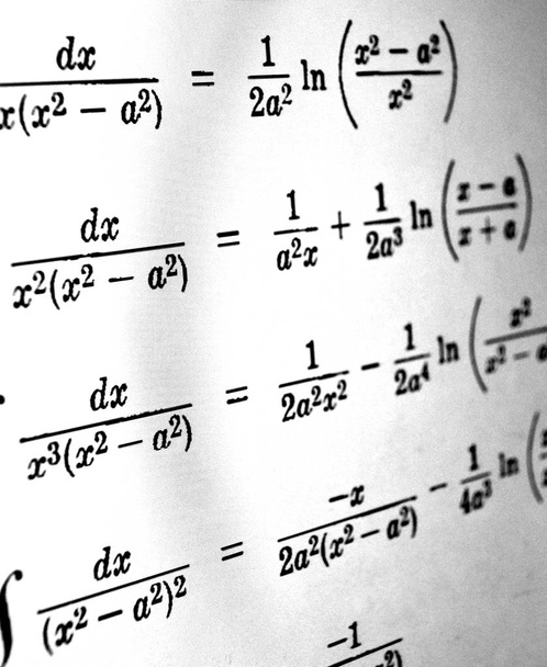 Μεγάλο αριθμό των μαθηματικών τύπων σε λευκό φόντο - Φωτογραφία, εικόνα