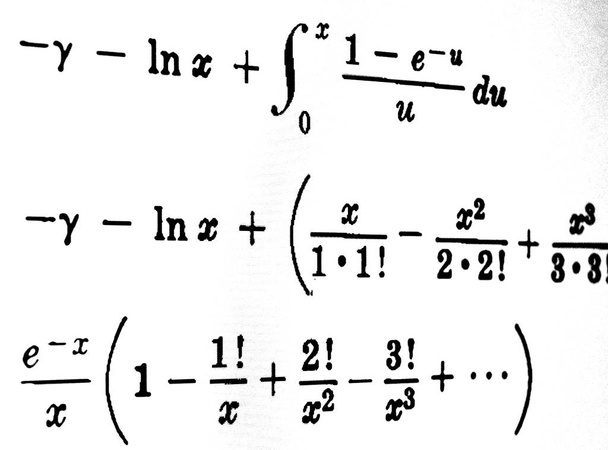 Grand nombre de formules mathématiques sur fond blanc
 - Photo, image
