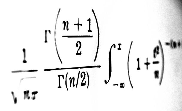 Gran número de fórmulas matemáticas sobre un fondo blanco
 - Foto, Imagen