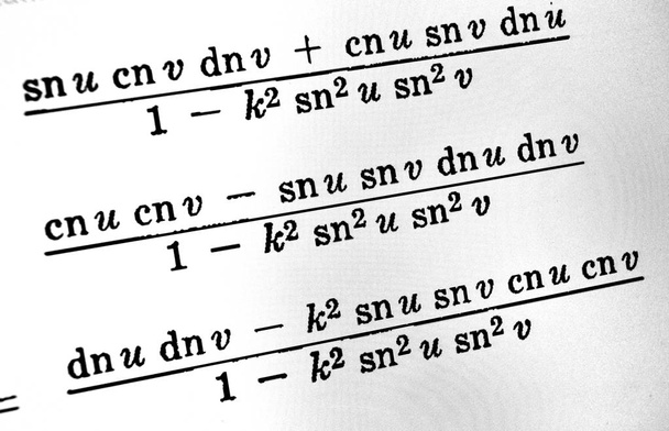große Anzahl mathematischer Formeln auf weißem Hintergrund - Foto, Bild
