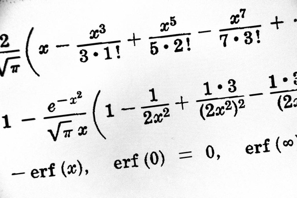 Grande número de fórmulas matemáticas em um fundo branco
 - Foto, Imagem