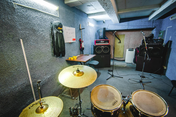 Russia, Novosibirsk - 02 February 2017: musical equipment at the rehearsal base in the garage, music, guitars, amplifiers, drums, rock - Fotoğraf, Görsel