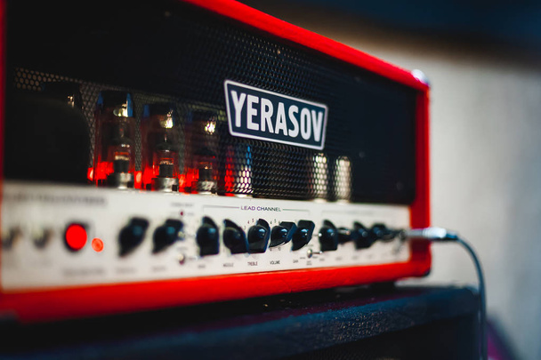 Russia, Novosibirsk - 02 February 2017: music equipment at the rehearsal base in the garage, music, guitars, amplifiers, drums, rock. Lamp amplifier YERASOV music corporation - Foto, Imagen