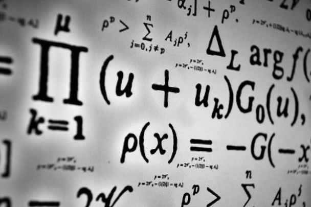Groot aantal wiskundige formules op een witte achtergrond - Foto, afbeelding