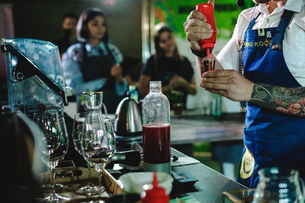 Russia, Novosibirsk - August 03, 2018: championship among coffee houses. members of teams show barista's skill, prepare drinks - Foto, Bild