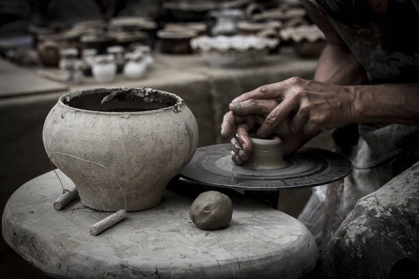 Una pentola di argilla cruda nelle mani di un vasaio. Workshop nel laboratorio di ceramica
 - Foto, immagini