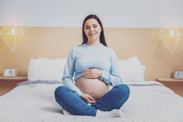 Happy pregnancy embracing her belly - Foto, imagen