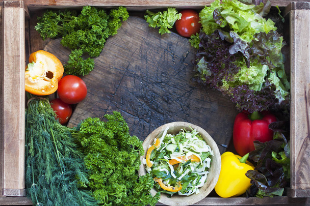 φρέσκα πράσινα λαχανικά σε ένα ξύλινο υπόβαθρο. βιταμίνη τρόφιμα - Φωτογραφία, εικόνα