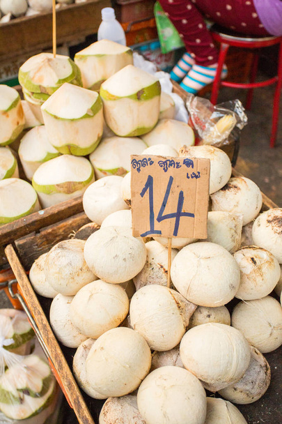 Μπανγκόκ/Ταϊλάνδη - 4 Ιανουαρίου, 2015: Khlong Toei αγορά στην Μπανγκόκ της Ταϊλάνδης σε μια πολυάσχολη ημέρα με καρύδες για πώληση. - Φωτογραφία, εικόνα