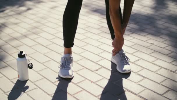Fitness žena táhne jí svaly před tréninkem, připravené pro běhání v parku v létě. Zdravý životní styl a sport koncept - Záběry, video
