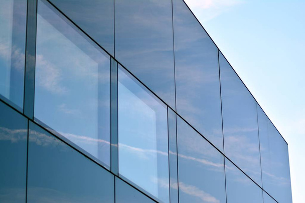 Obloha a mraky odrážející na budovu s zrcadlového skla - Fotografie, Obrázek