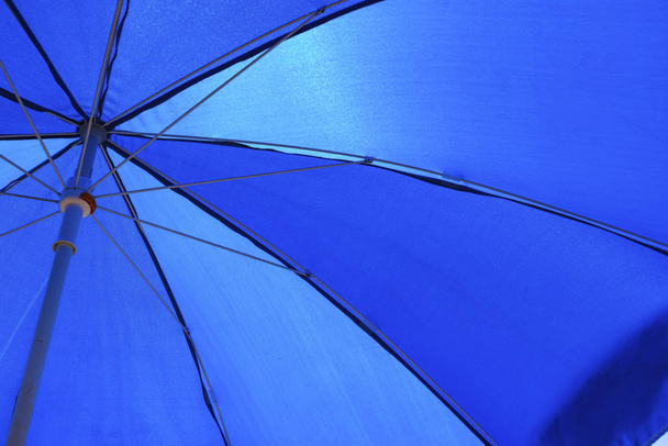 Mavi plaj şemsiyesi altında açık - Fotoğraf, Görsel