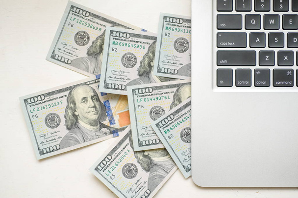 Λογαριασμούς δολαρίων που εμφανίζονται από ψηλά το laptop εξόρυξης - Φωτογραφία, εικόνα