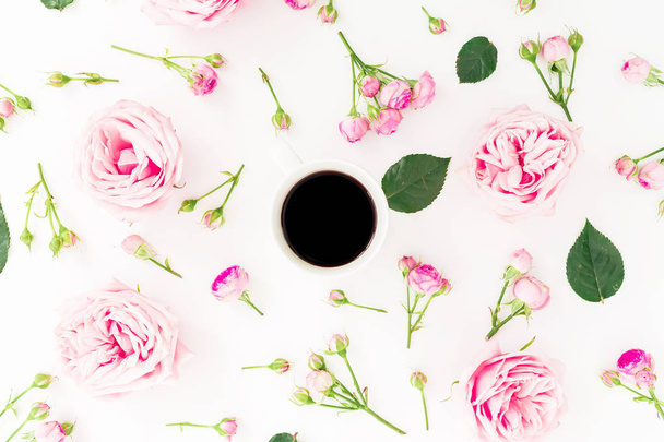  rosas de color rosa pastel con taza de café aislado sobre fondo blanco, vista superior
  - Foto, imagen