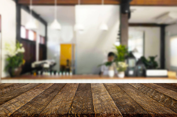 Focus sélectionné table en bois brun vide et café ou restaurant fond flou avec image bokeh. pour votre photomontage ou l'affichage de votre produit
. - Photo, image