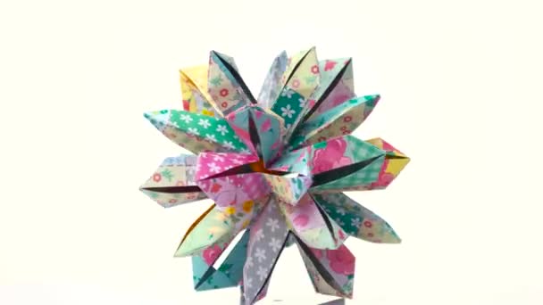 Kleurrijke ingerichte origami transformeren stekelige bal. - Video