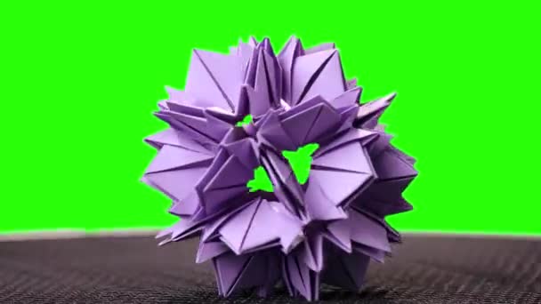 3D-paarse origami stekelige bal expositie. Groene hromakey achtergrond voor het intoetsen. - Video