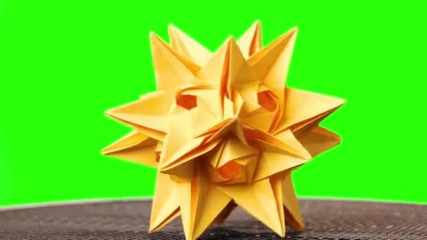 Gele origami stekelige bal tentoonstelling. - Video