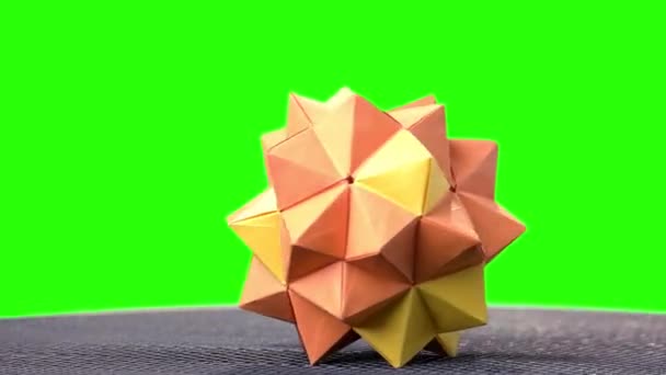 Narancssárga origami tüskés labda kiállítás. - Felvétel, videó