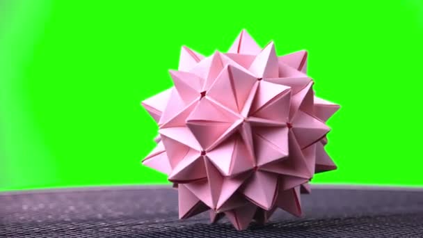 Roze origami stekelige bal. - Video