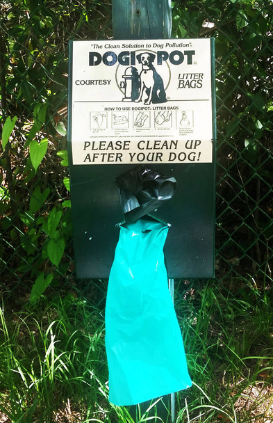 Pies miot odpadów torby stacji z uprzejmości worków na odpady - Zdjęcie, obraz