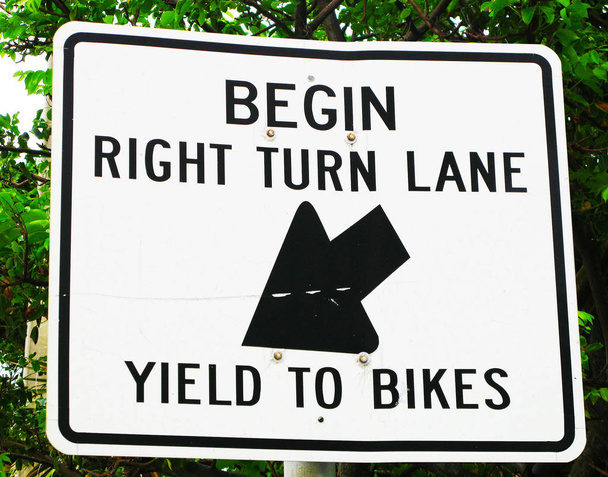 Sağ başlamak açmak Lane verim için bisiklet Metal işareti - Fotoğraf, Görsel