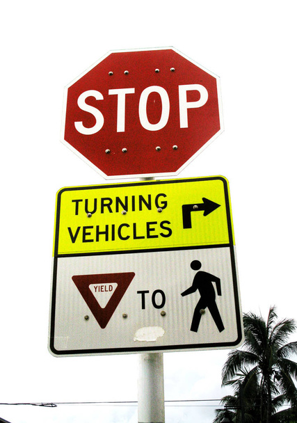 Panneau d'arrêt, virage des véhicules et rendement en métal piéton
  - Photo, image