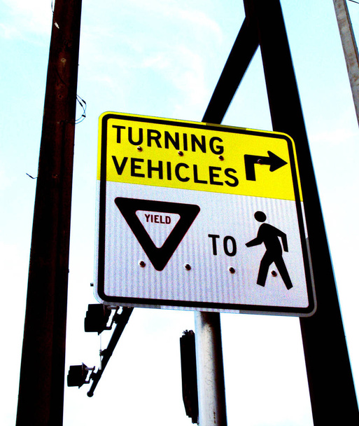 Girar vehículos rendirse a los peatones Amarillo, y el letrero de metal blanco
 - Foto, Imagen