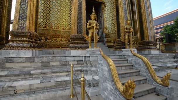 Wielki Pałac i Wat Phra Kaew jest najbardziej popularnym miejscem dla turystów do odwiedzenia - Materiał filmowy, wideo