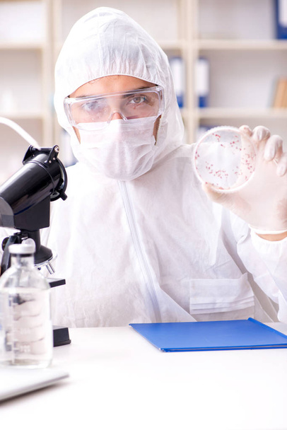 Biotechnologie-Wissenschaftler Chemiker arbeitet im Labor - Foto, Bild