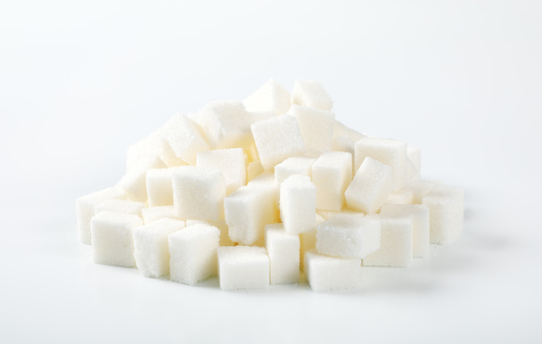 mucchio di cubetti di zucchero bianco su sfondo bianco
 - Foto, immagini