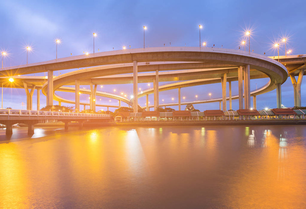 Светофор на передней части реки на фоне сумеречного неба
 - Фото, изображение
