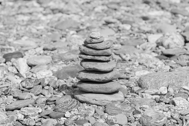 Schwarz und weiß, Balance Stack River Rock auf dem Boden - Foto, Bild