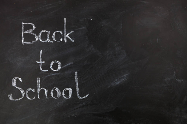 "Ritorno a scuola "- l'iscrizione sulla lavagna nera, concetto di educazione e formazione, spazio per copiare
 - Foto, immagini