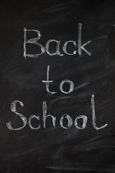 "Powrót do szkoły"- napis na czarnej tablicy, koncepcja kształcenia i szkolenia, miejsce - Zdjęcie, obraz