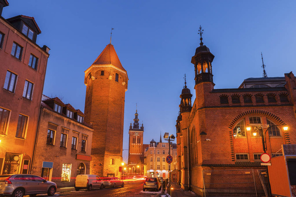 Market Hall, Iglesia de Santa Catalina y Torre de San Jacinto en Gdansk por la noche. Gdansk, Pomerania, Polonia
. - Foto, imagen
