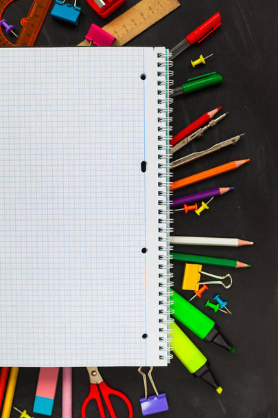 Powrót do koncepcji szkoły. Na tle tablica, akcesoria dla laty - ołówki, notebooki, nożyczki, kreda, markery, przyborów szkolnych. Kopiuj widok z góry przestrzeni - Zdjęcie, obraz