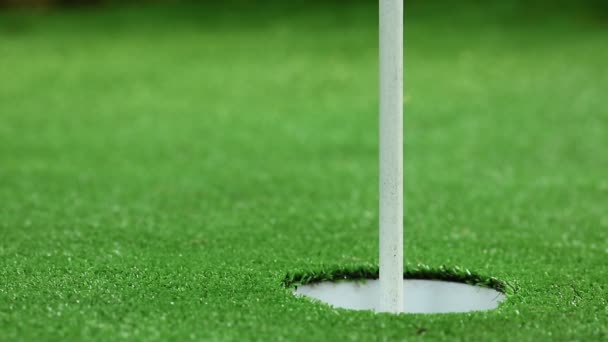 perfekter Golf Putt. drei orangefarbene Kugeln - Filmmaterial, Video