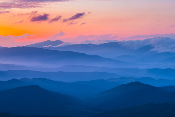 paesaggio di montagna cresta in una fitta nebbia blu all'alba
 - Foto, immagini