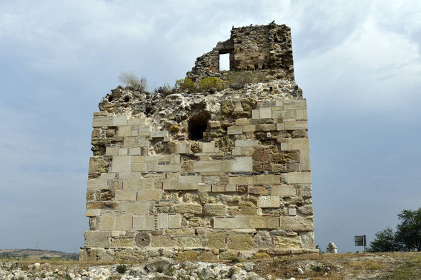 Görögország, az ókori emlékmű Amphipoli, tönkre az északi torony - Fotó, kép